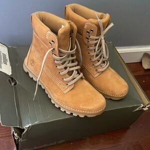 New ladies timberland, never been worn. Extra laces included